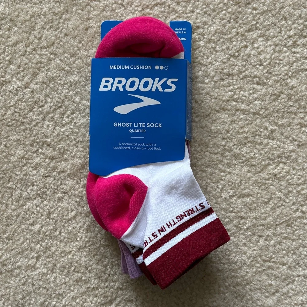 NWT Brooks Women’s Empower Her Ghost Lite Quarter Socks - 2 Pack. Size Medium.